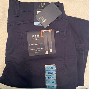 Gap men’s 5 pocket pant in navy. Slim fit size 32x30. NWT